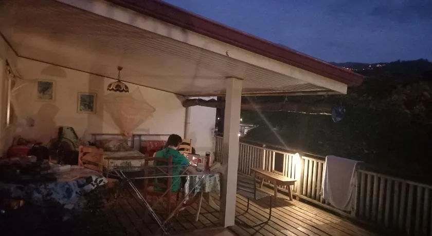 Sweet Mini Dortoir sur notre terrasse couverte pour vos transits entre deux vols by Kohutahia Lodge, 7 min by car to airport and town - Image 1
