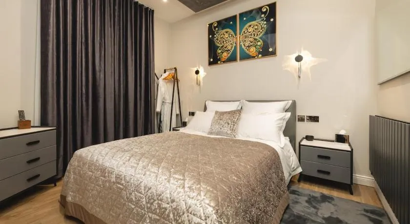 Luxury Cosy Garden Suite - Spa-Bath - Image 1