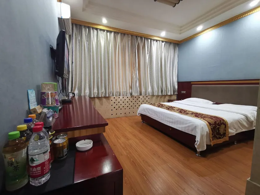 Xin Gaoxin Hotel - Image 1