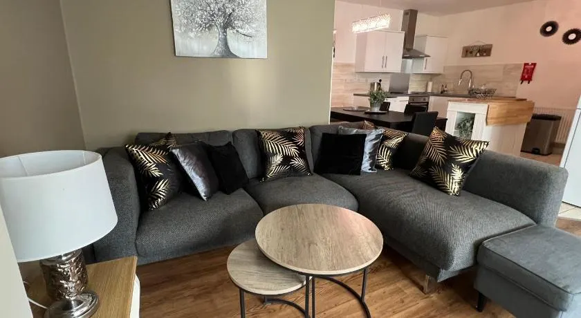 Ground Floor 2 Bedroom Apt, Onsite Parking, Edge of Glastonbury and Street - Image 1