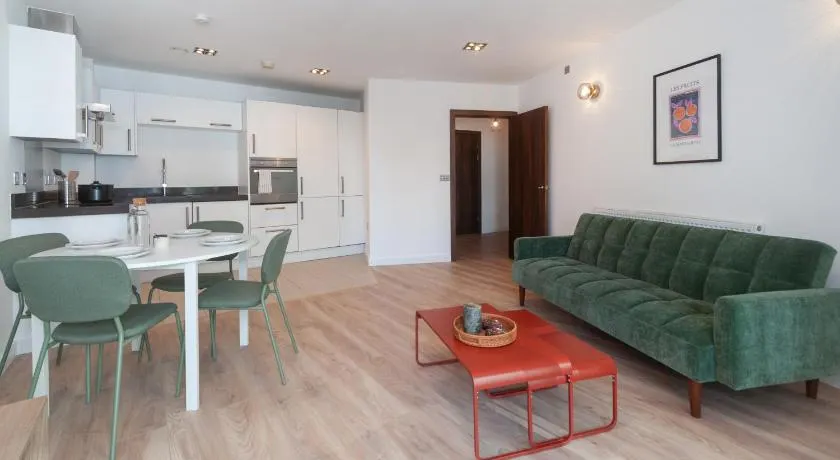 1BR Flat 2-mins to RAD 5 mins to Battersea Park - Image 1