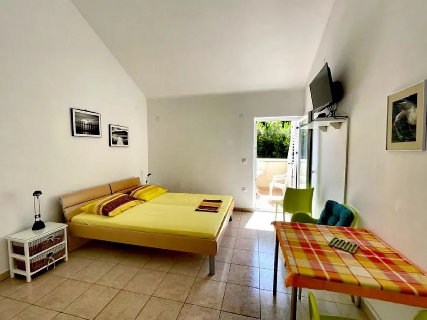 Lush studio apartment by the beach - Image 1