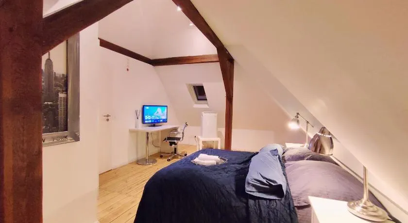 Bedroom with free parking - Image 1