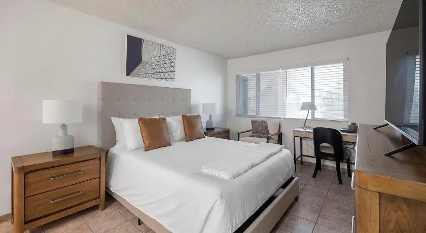 Landing Modern Studio in Glendale - Image 1