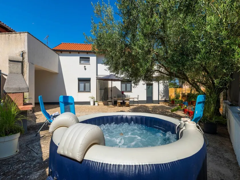 Adorable home with private garden and bubble bath - Image 1