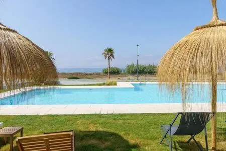 Appartement avec piscine, internet haut débit et jardin | Vue plage - Image 1