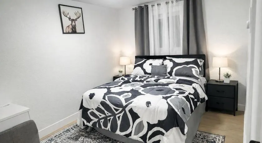 Spacious Langford 3 Bedroom House for 7 Guests - Image 1