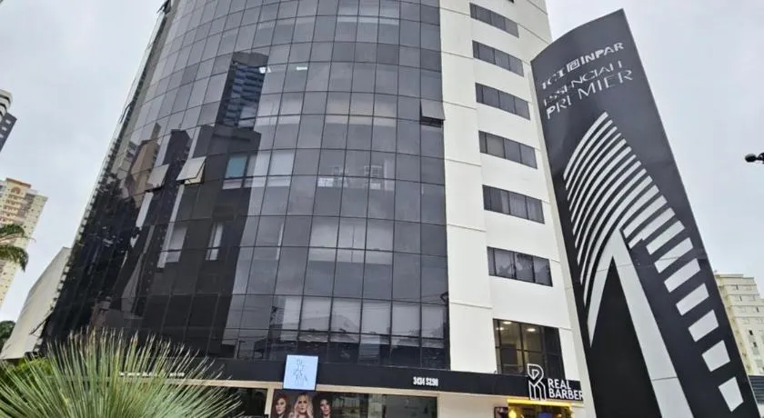 EDIFÍCIO ESSENCIALE PREMIER, 34º ANDAR, VAZADO, DE FRENTE A ENTRADA DO FLAMBOYANT SHOPPING, COM ESTACIONAMENTO GRÁTIS, COZINHA, FECHADURA ELETRÔNICA, WI-FI, TV COM ROKU, PISCINA, LAVANDERIA SEM CUSTO ADICIONAL By REI DOS FLATS - Image 1