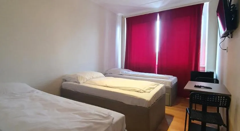 R&B Hotel - Image 1