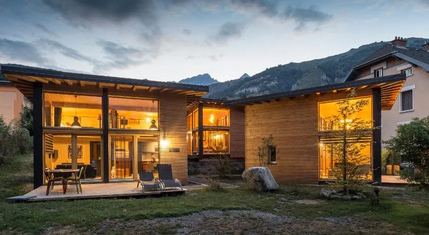 Les Lodges, by Refuges en ville - Image 1