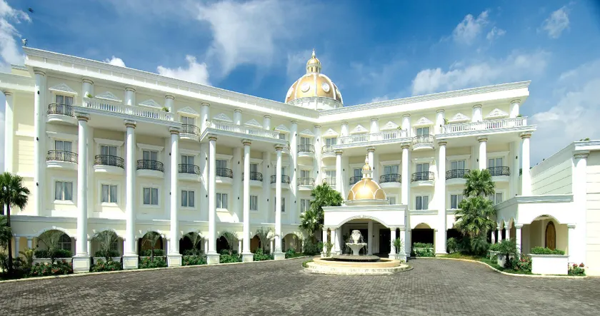Yasmin Resort & Conference Hotel - Image 1
