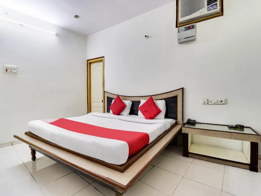 OYO 45398 Kunal Hotel - Image 1