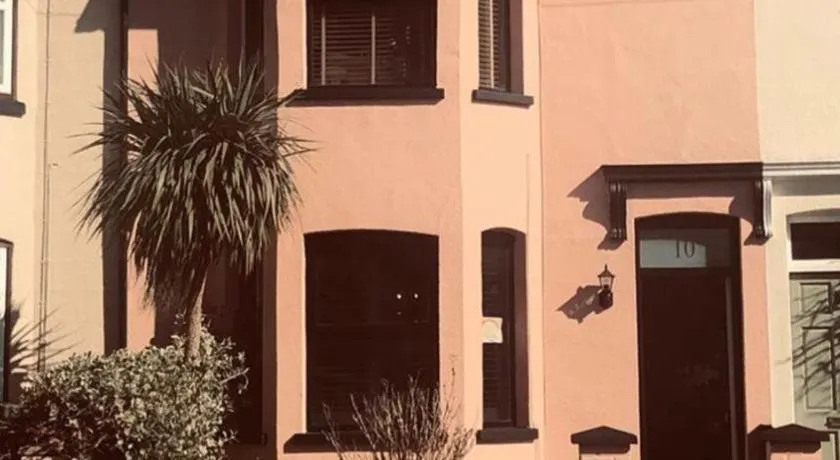 Comfortable Room or Whole House - 4BR 1BATH 1TOILET at Suffolk Pink House, Newmarket - Image 1