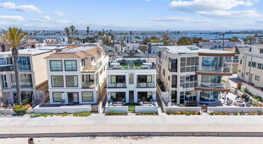Luxury S Oceanfront Unit with Rooftop & Hot Tub - Image 1
