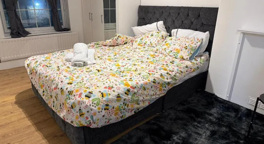 Central London 2BR Flat Ideal for Work & Family - Image 1