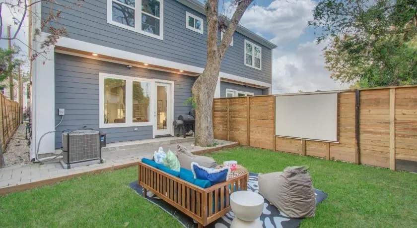 4BR w/ Backyard Theatre | 5 Mins to Downtown - Image 1