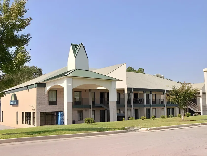 Brentwood Inn & Suites - Image 1