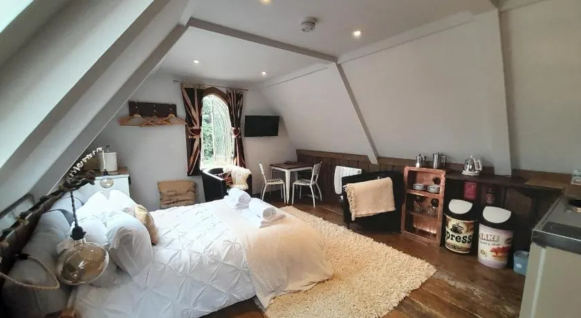 Quaint Studio Loft Room nr Hampton Court - Image 1