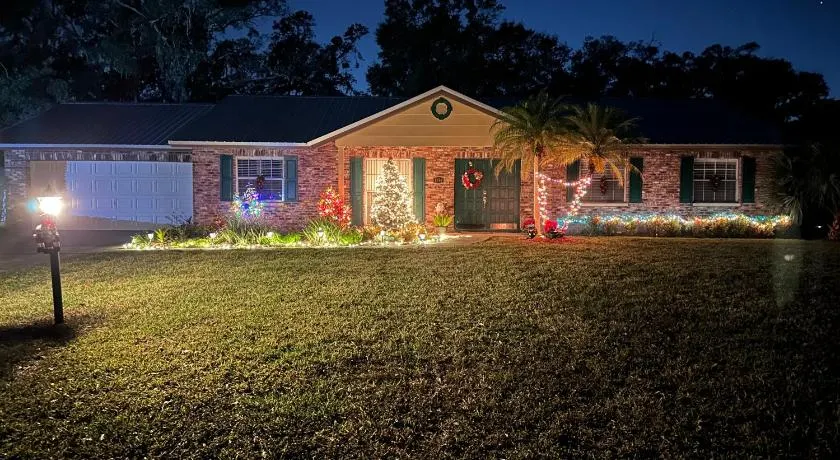 Lake Valrico's Camelot Court with HEATED POOL & access to private lake - Image 1