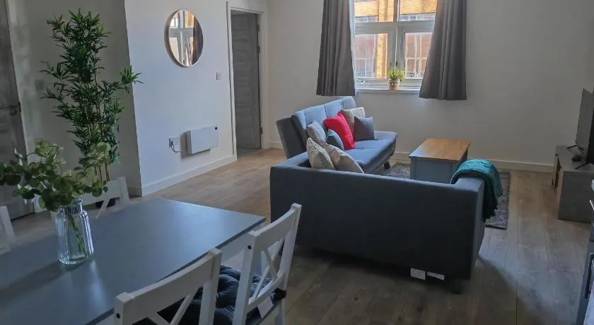 Large 2 Bedroom Apartment - Central Peterborough - Image 1