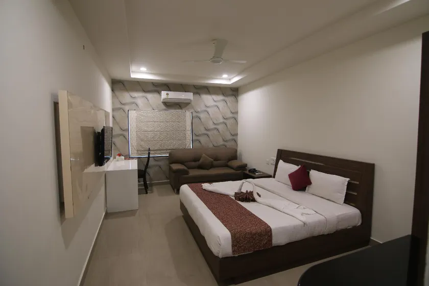 REST INN HOTEL - Image 1