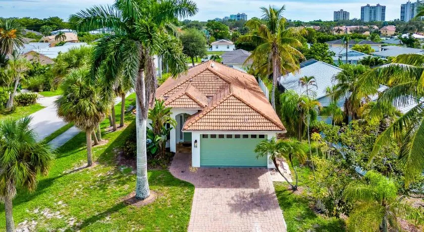 Neapolitan Vacation Rentals - Pet Friendly, Newly Updated Luxury Home with Private Pool! Complete Privacy and Only a 10 Minute Walk to Vanderbilt Beach Close to Mercato and the Best of Naples - Image 1