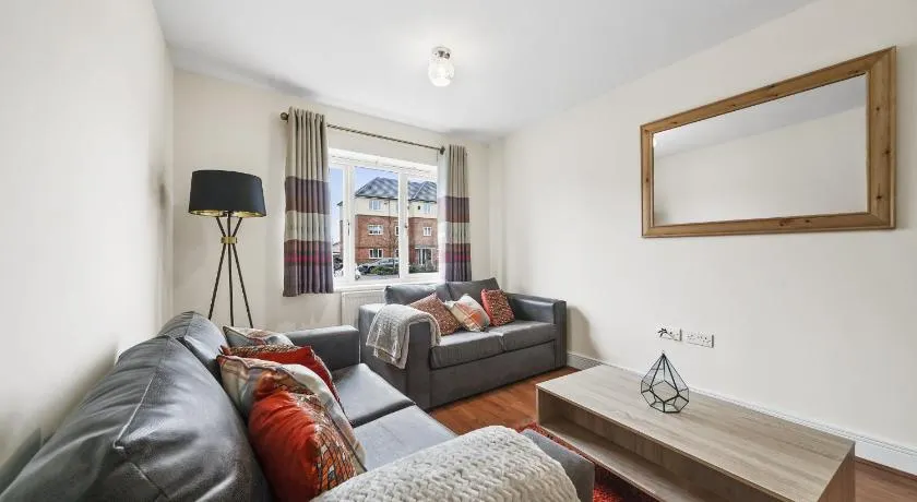 London Heathrow Living Holywell Serviced Houses - 3 and 4 bedrooms By 360stays - Image 1