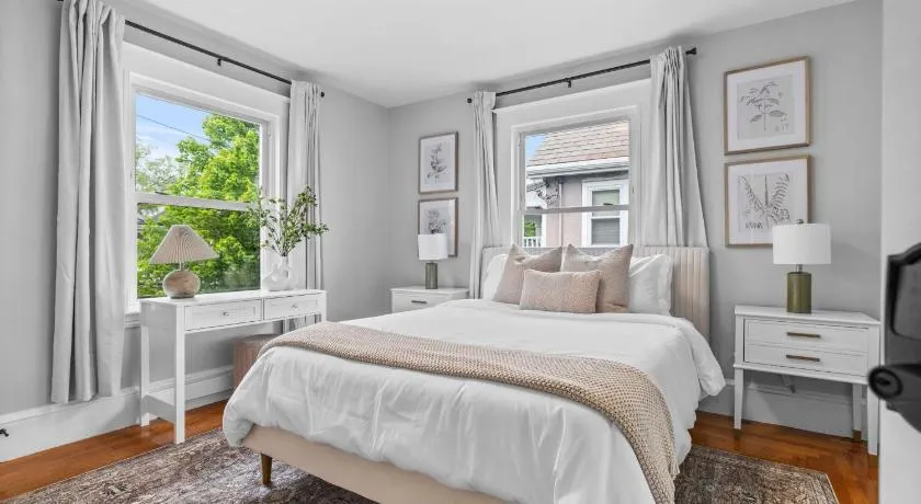 6BR3BATH Home with FREE Parking & Outdoor Furniture - Image 1