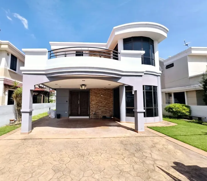 Raja Uda Family Haven 4BR 10 Pax - Image 1