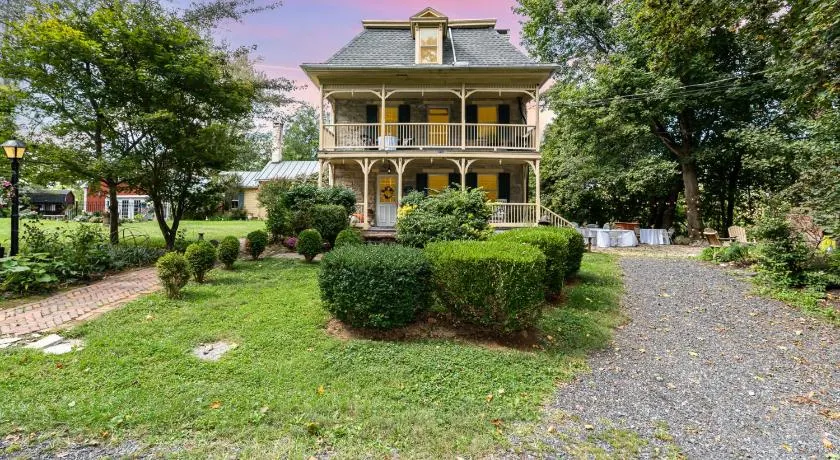 Fallen Tree Farm Bed and Breakfast - Image 1