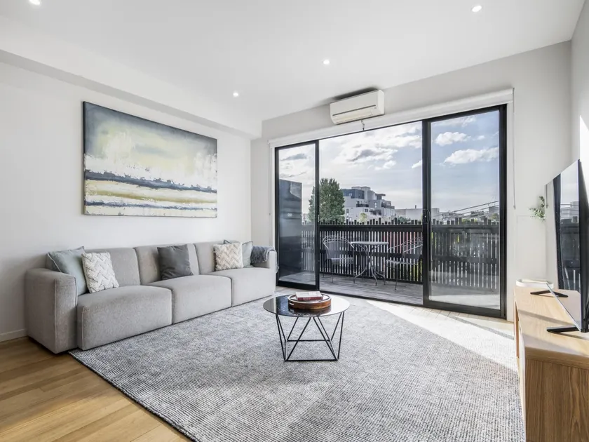 Northcote 3-bed Townhouse Near Cafes & Shops - Image 1