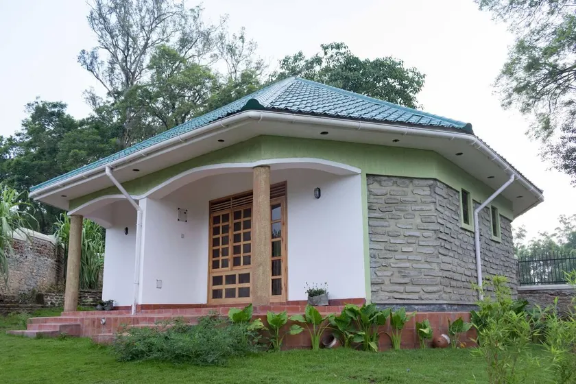 Tooro Fairway Hotel - Image 1