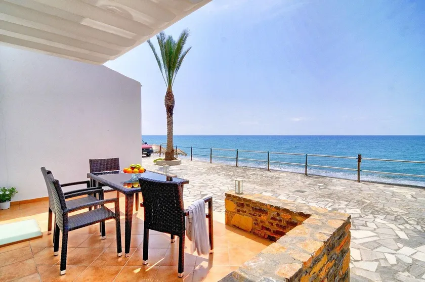 Myrtos Mare Seafront Studio - Image 1