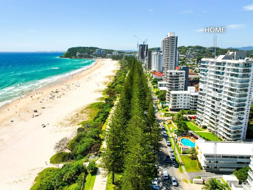 Beachfront Burleigh Getaway - Image 1