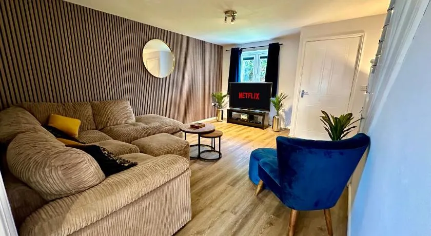 Serviced Accommodation, 3 Bed, allocated off road parking, Contractor Ready - Image 1