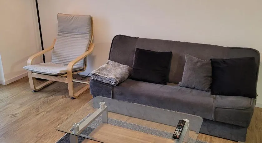 Schöne, gemütliche möblierte 2 Zi Wohnung in RGB - Image 1