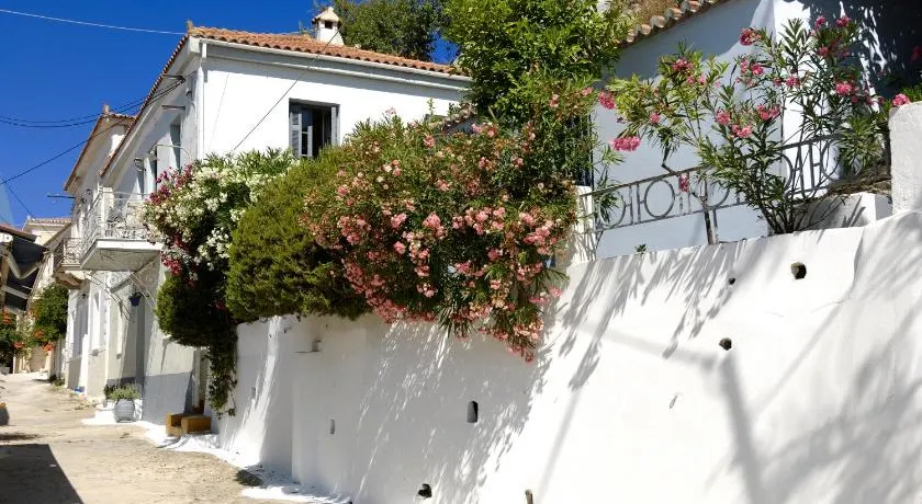 Sto Roloi Island Houses - Image 1