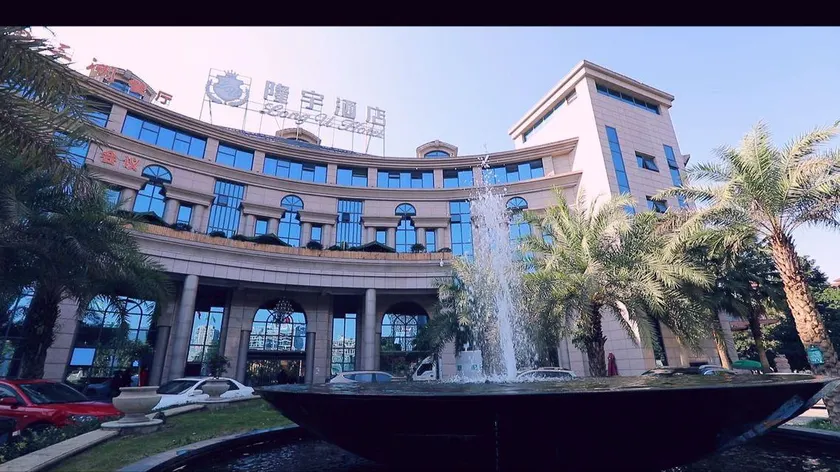 Long U Hotel - Image 1