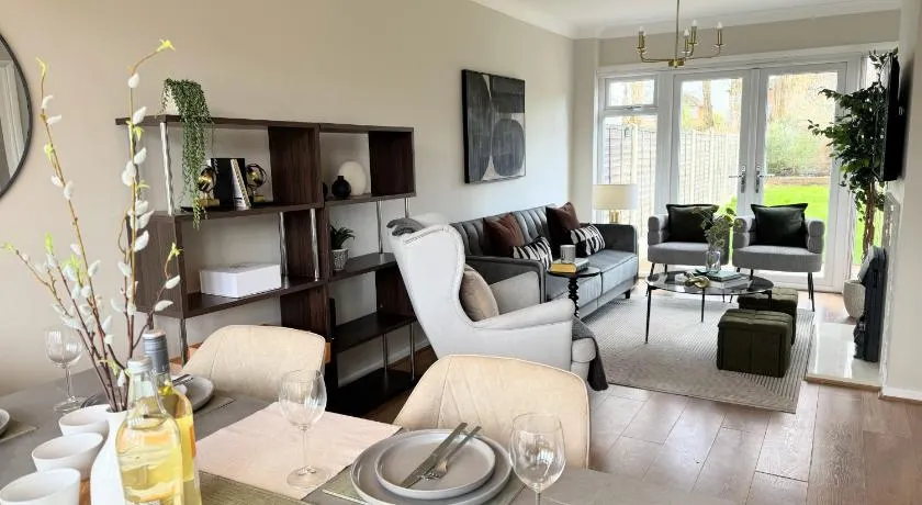 Spacious house for 7 - Ideal for Solihull NEC - Work and Family Groups - Image 1