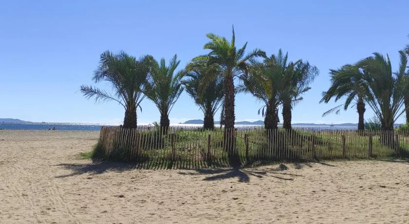 chambres côté plage, aperçu mer, proche aéroport, climatisées et parking gratuit - Image 1
