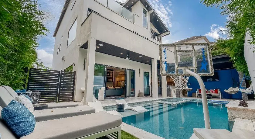 Montrose Lux Pool Villa Houston - Image 1