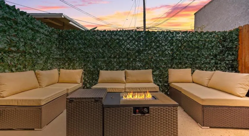 1 mile from the Beach Fire Pit, Patio, Parking! - Image 1