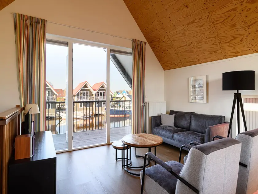 Waterfront escape with marina views - Image 1