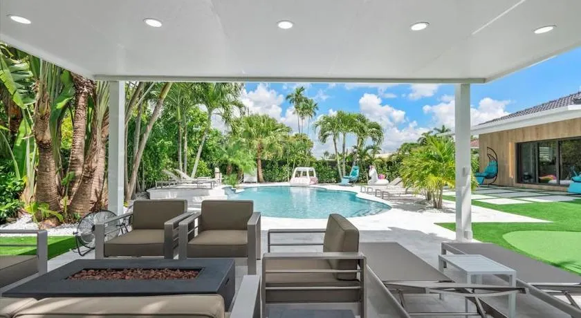 VillaLee-Jungle Palm Island white marble pool Area - Image 1