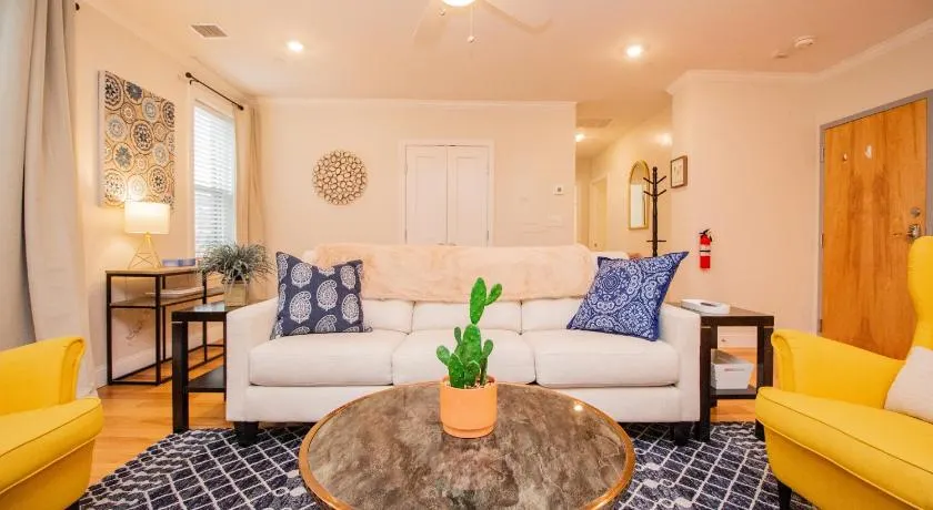 2 Bedroom Unit w Elevator & In-Unit Laundry - Image 1