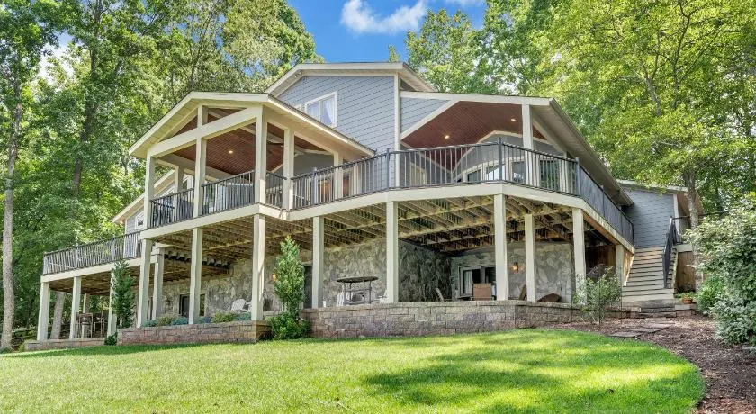 Private Lakefront Oasis - 5 Bedroom, Private Dock, & Firepit - Image 1