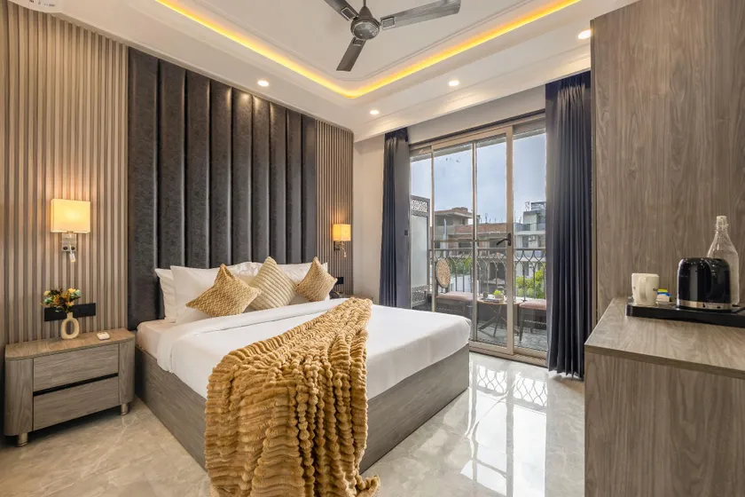 Saltstayz Premier Near Sector 44 Corporate Hub - Image 1