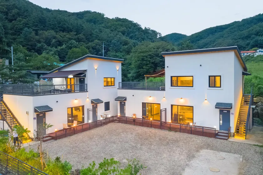 Yangpyeong Chorokbam Pool Villa Pension - Image 1
