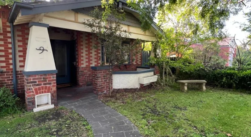 Spacious Private Room in Mckinnon 3 min to Train Station, Cafes and close to Monash Uni - Image 1