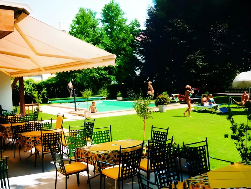 Hotel Charlotte - Image 1